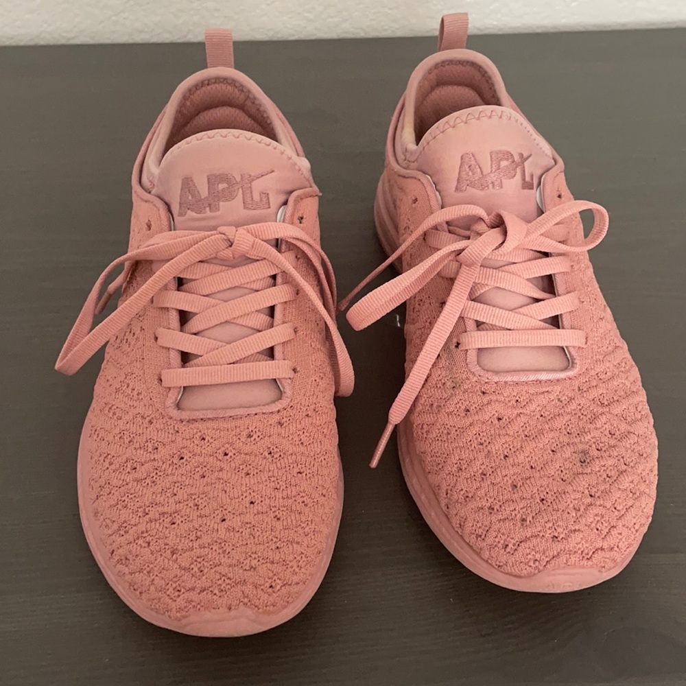 APL WOMANS SNEAKERS $95